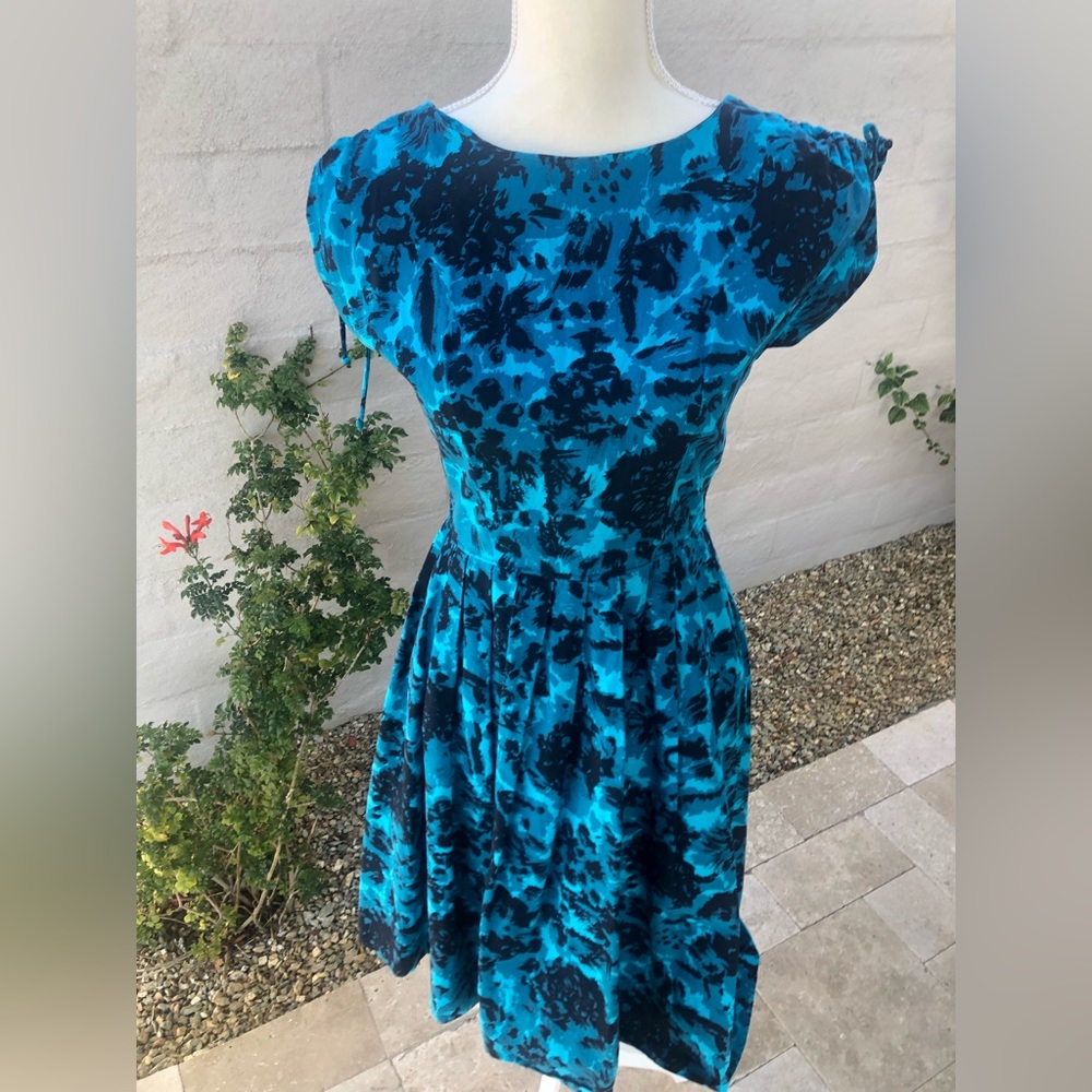 Vintage 1960s handmade black and blue pleated A line dress w/ adjustable sleeves - Picture 6 of 15
